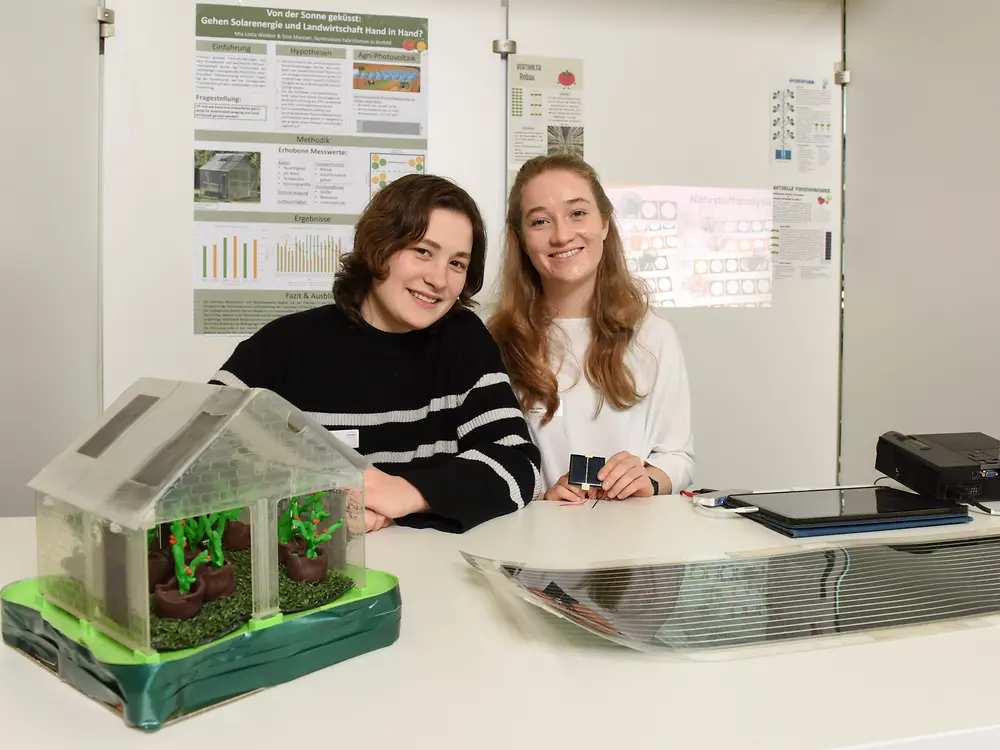 
Von der Sonne geküsst: Gehen Solarenergie und Landwirtschaft Hand in Hand?, Sina Marzian und Mia Lotta Winkler vom Gymnasium Fabritianum in Krefeld