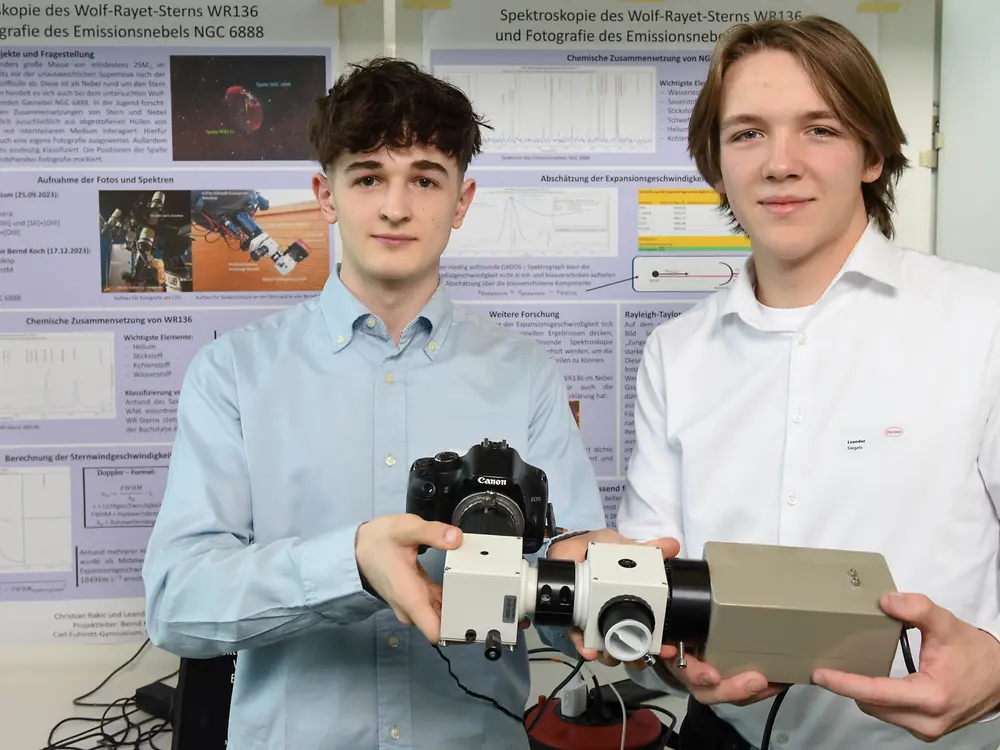 
Spektroskopie des Wolf Rayet Sterns WR136 und Fotografie des Emissionsnebels NGC 6888, Christian Rakic und Leander Siegels vom Carl-Fuhlrott-Gymnasium in Wuppertal