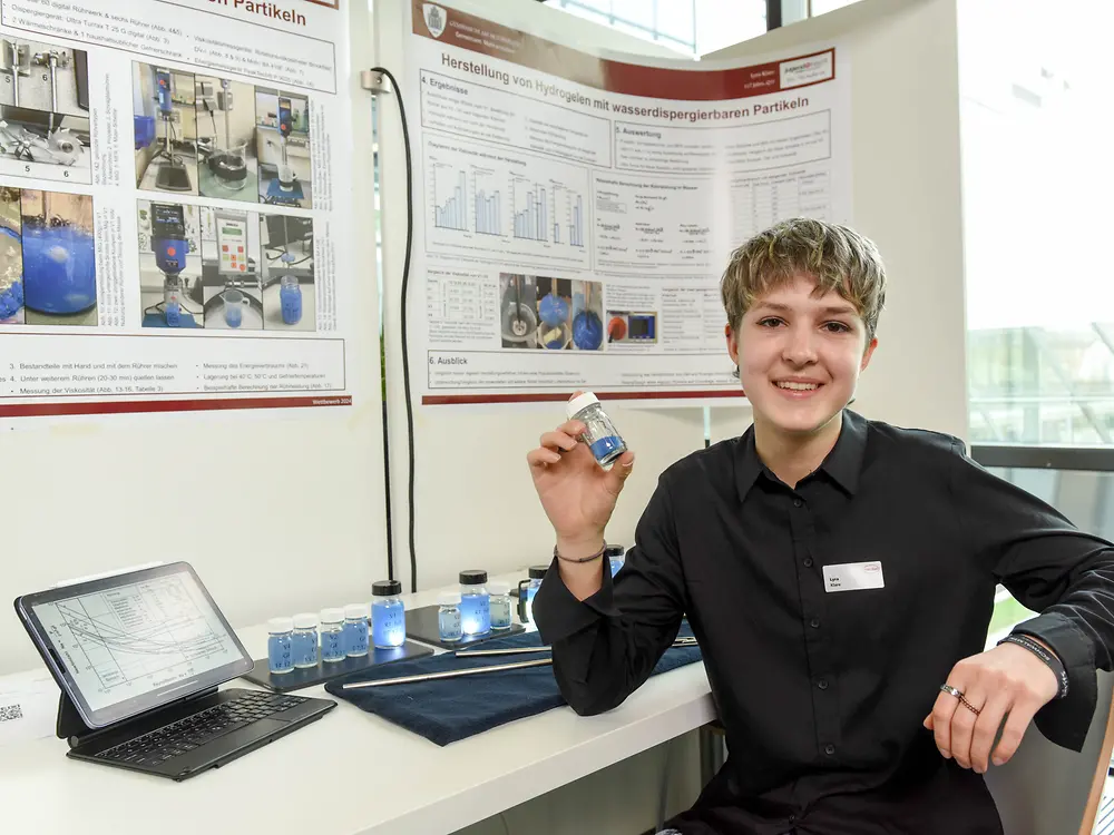 
Optimierte Herstellung von Hydrogelen mit wasserdispergierbaren Partikeln, Lyra Klare vom Gymnasium am Moltkeplatz in Krefeld