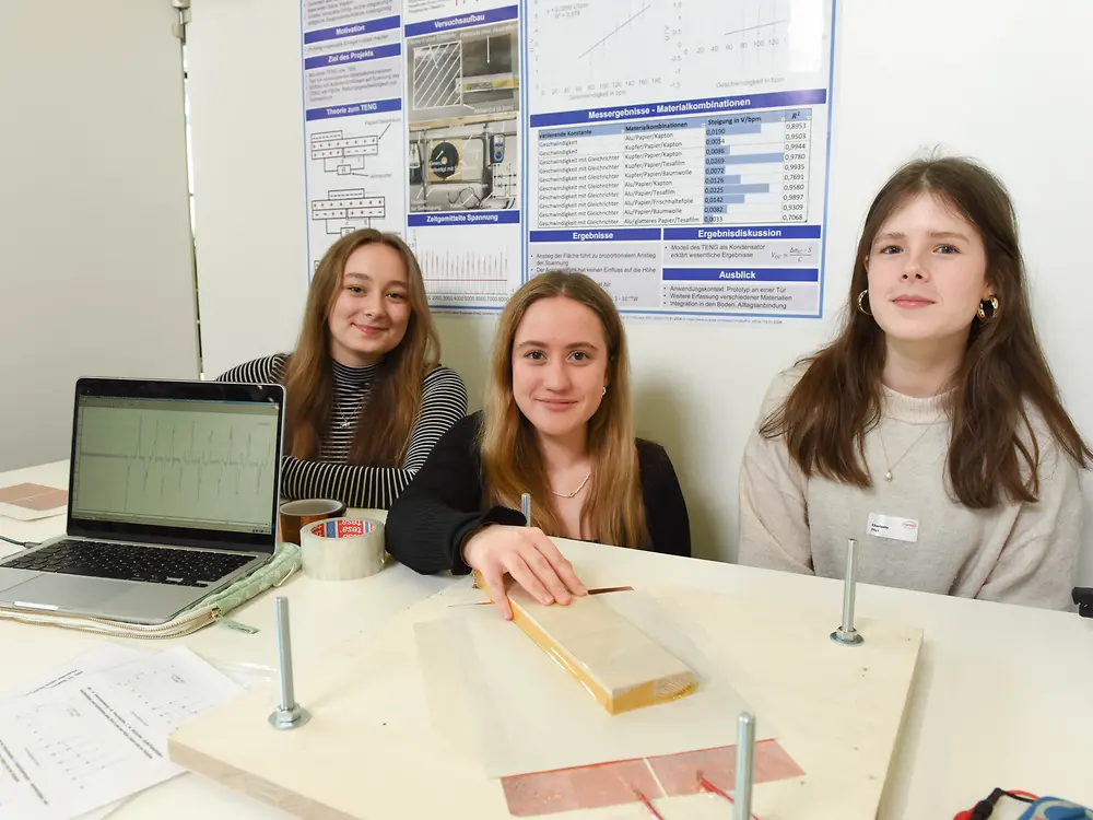 
Energieverwertung mit Triboelektrizität, Lisa Rauer, Lisa Marie Jungheim und Charlotte Ella Marie Pfeil von der Marienschule der Ursulinen in Bielefeld