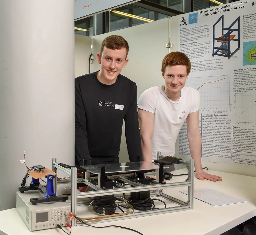 nrw-landessieger-physik-ist-eine-magnetschwebebahn-mithilfe-von-rotierenden-halbach-arrays-moeglich-felix-freddy-weihermann-jonas-umpfenbach-annette-von-droste-huelshoff-gymnasium-muenster-shr-0095