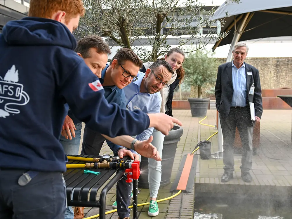 christian-schaefter-gonzalez-zeigt-sein-projekt-vergleich-unterschiedlicher-injektoren-fuer-raketentriebwerke-mit-fluessigtreibstoff-in-aktion-2-sz2-0786