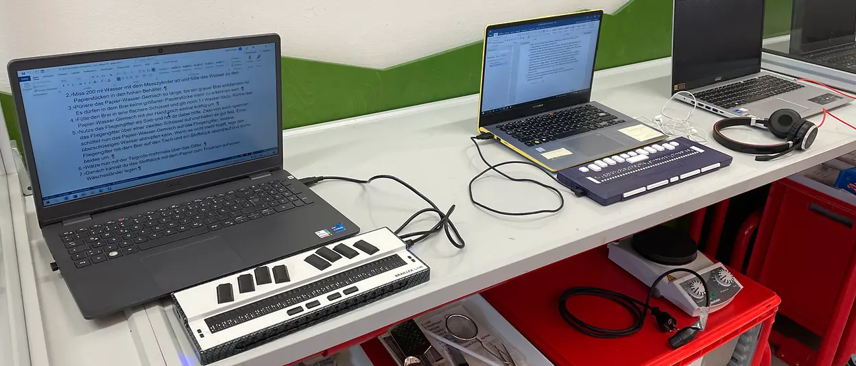 Zwei Laptops mit externen Braille-Tastaturen 