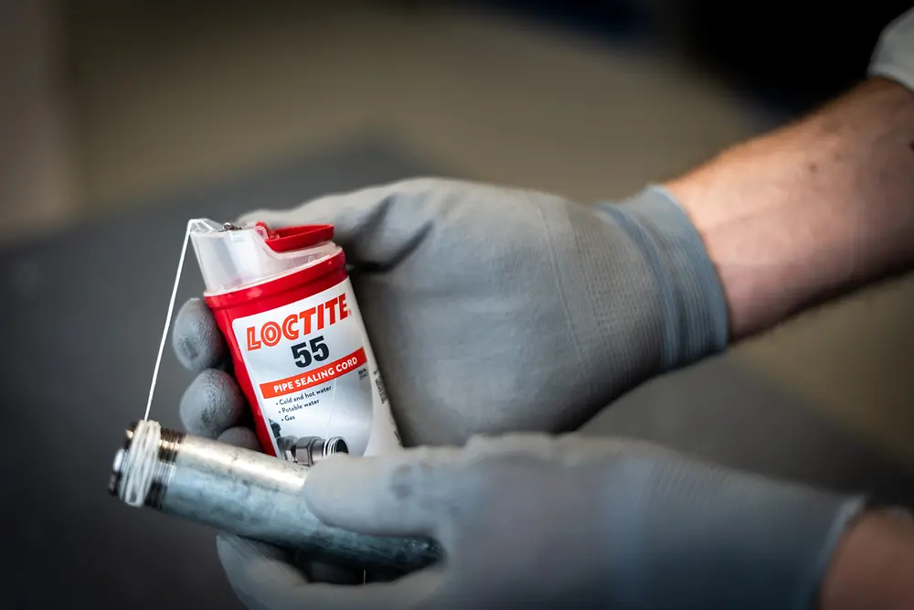 
Entworfen als unverzichtbares Werkzeug, das das PTFE-Band ersetzt, ist Loctite 55 ideal für das Abdichten von Gewinde-, Metall- und Kunststoffrohren und -armaturen.