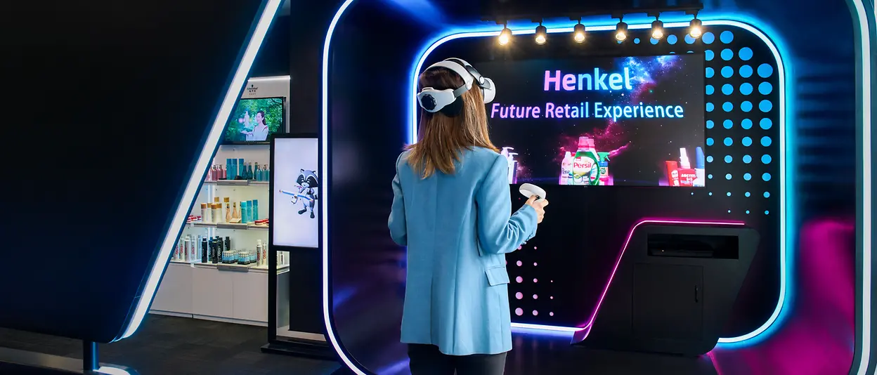 Eine Frau ist von hinten zu sehen, wie sie eine VR-Anwedung von Henkel nutzt