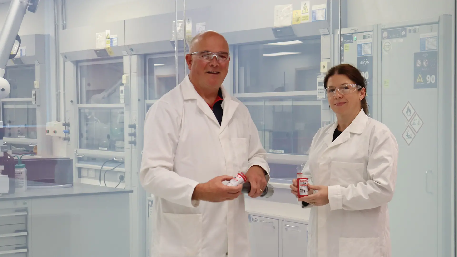 
Peter Cox und Mairead Brennan vom Henkel-Standort in Dublin haben die neue Verpackung von Loctite 55 federführend entwickelt.