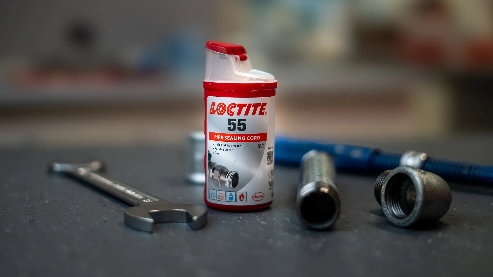 
Die neue Verpackung für Loctite 55 (160m) verbessert die Anwendung des Gewindedichtfadens und besteht zu 70% aus recyceltem Kunststoff.