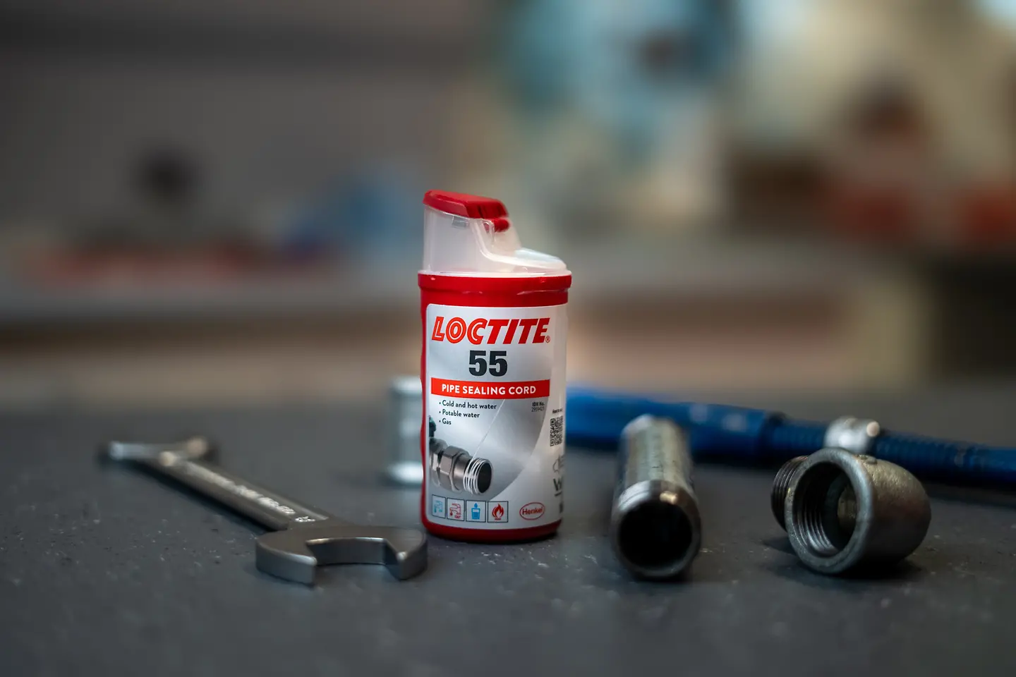 
Die neue Verpackung für Loctite 55 (160m) verbessert die Anwendung des Gewindedichtfadens und besteht zu 70% aus recyceltem Kunststoff.