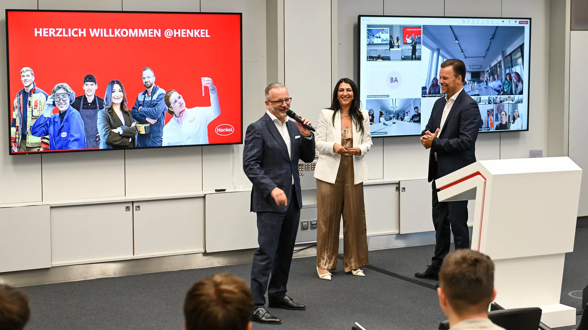 
Henkel-CEO Carsten Knobel begrüßt die 140 neuen Kolleg:innen an ihrem ersten Arbeitstag.