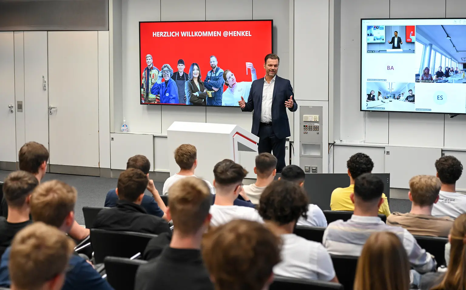 
Deutschlands Personalleiter Oliver Wilhelms bei der Einführungsveranstaltung bei Henkel in Düsseldorf.