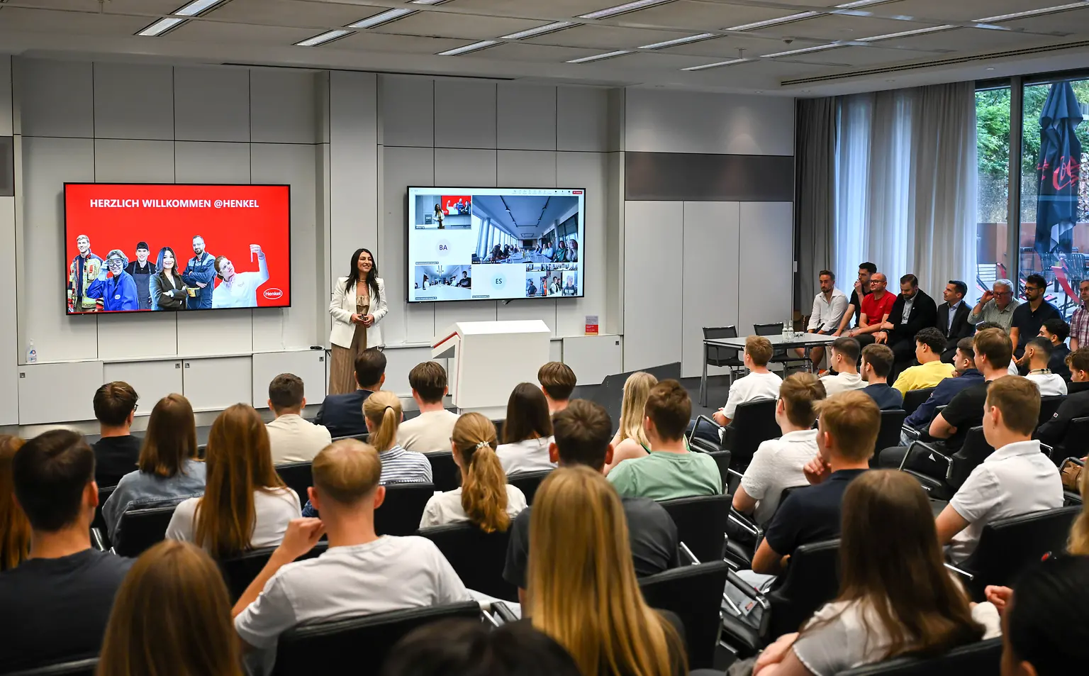 
Ausbildungsleiterin Funda Mutlu begrüßt die neuen Auszubildenen und dual Studierenden bei Henkel.