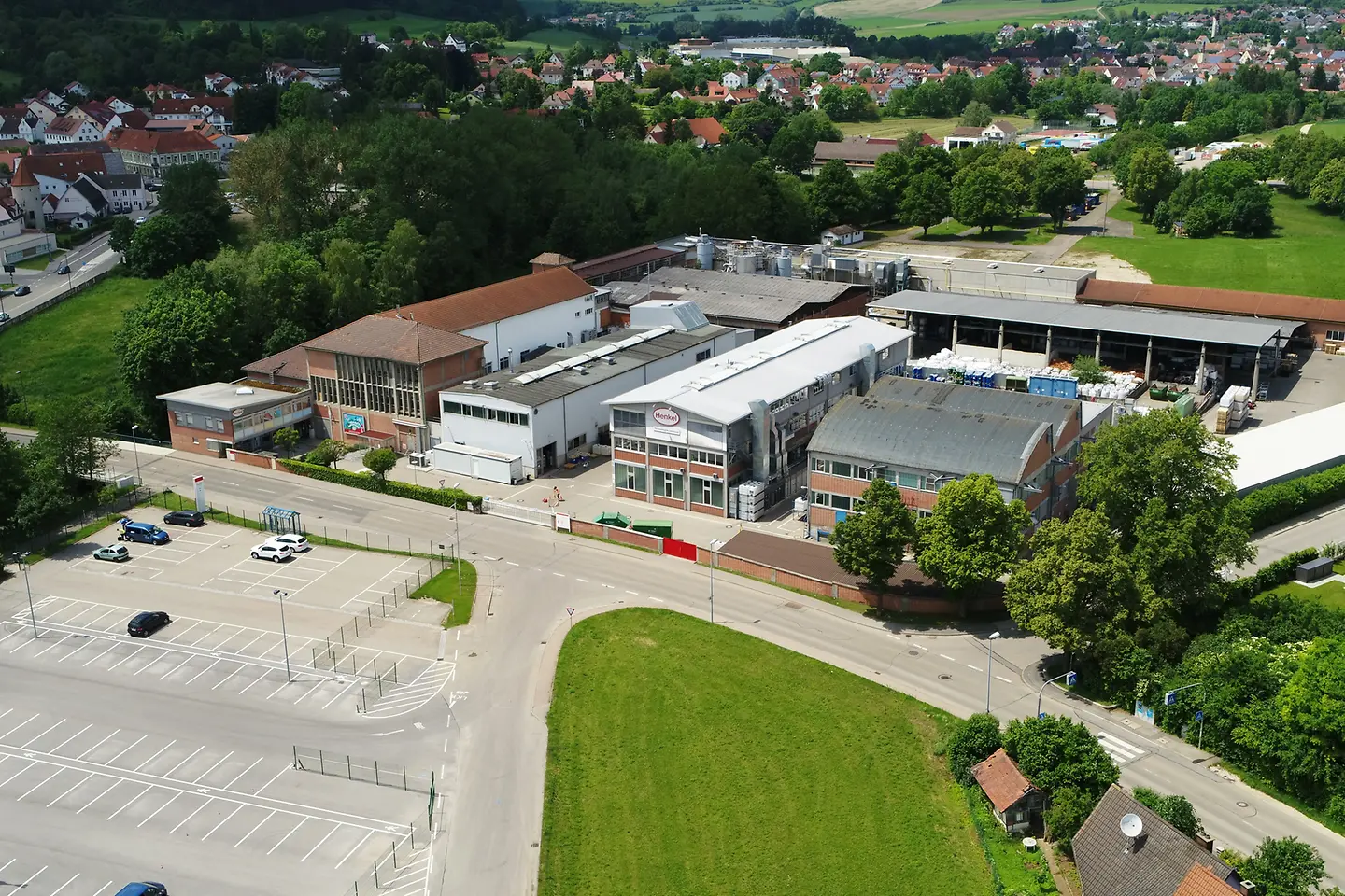 
In Bopfingen beschäftigt Henkel rund 175 Mitarbeiter:innen und produziert fünf verschiedene Klebstofftechnologien, insbesondere für den Verpackungssektor und für die Holz- und Möbelindustrie.