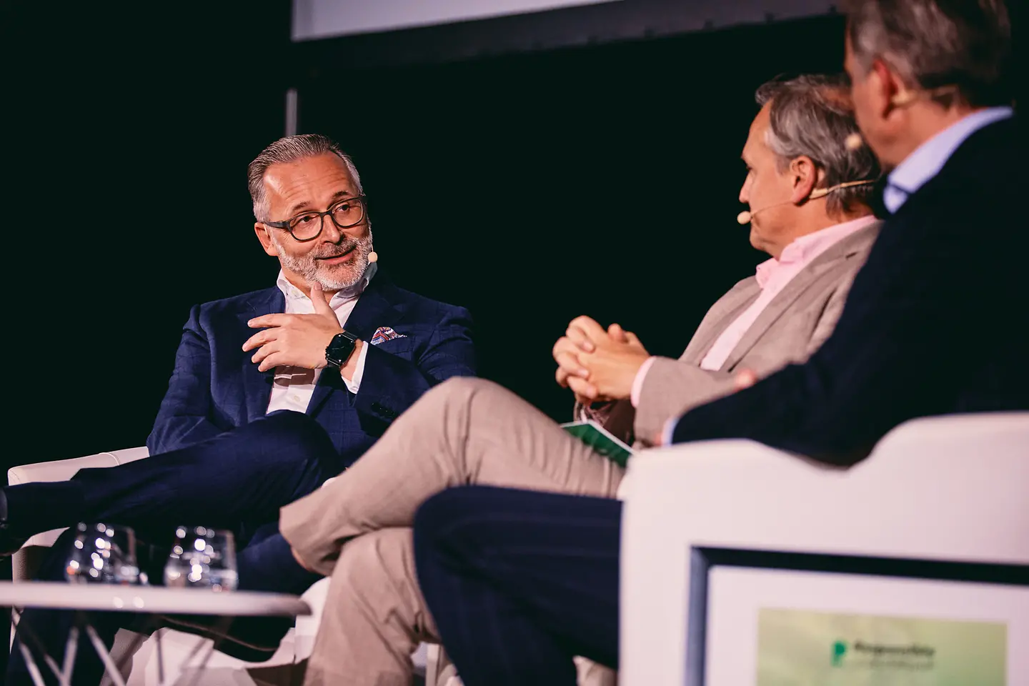 Henkel-CEO Carsten Knobel und Leiter der Unternehmenskommunikation bei Henkel, Carsten Tilger, im Gespräch mit FAZ-Redakteur Sven Astheimer. 