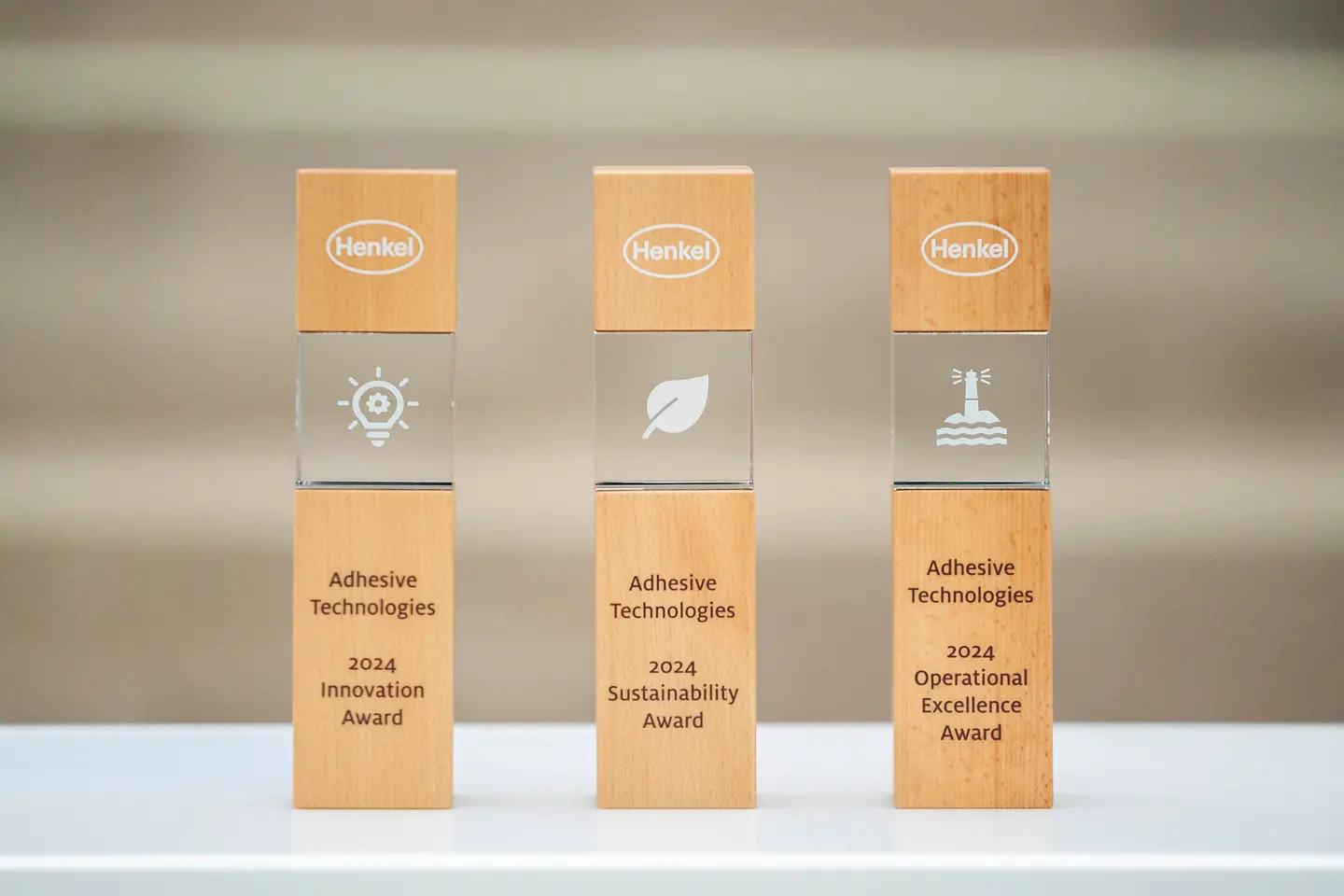 
Henkel Adhesive Technologies hat seine Supplier Awards 2024 an BASF (Kategorie ‚Nachhaltigkeit‘) und Wanhua (Kategorien ‚Innovation‘ & ‚Operational Excellence‘) verliehen. 