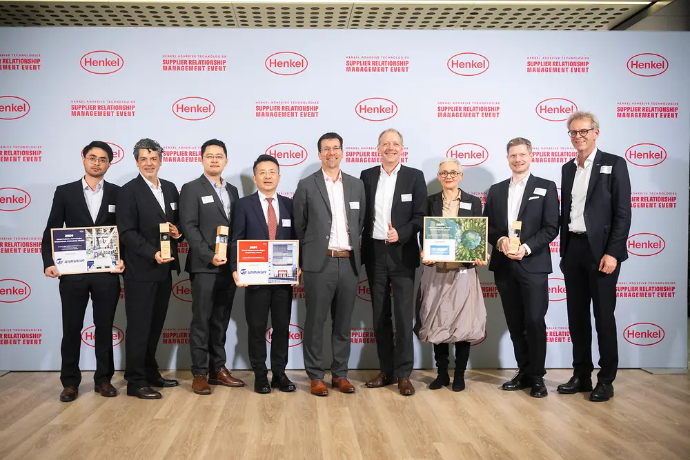 
Preisverleihung 2024 (von links nach rechts): Archie Zhang, Sergi González, Gary Gu und Jiakuan Sun von Wanhua; Mark Dorn, Executive Vice President Henkel Adhesive Technologies; Thomas Holenia, Corporate Vice President Purchasing bei Henkel; Heike Kohm, Jörg Niebergall und Robert Heger von BASF.