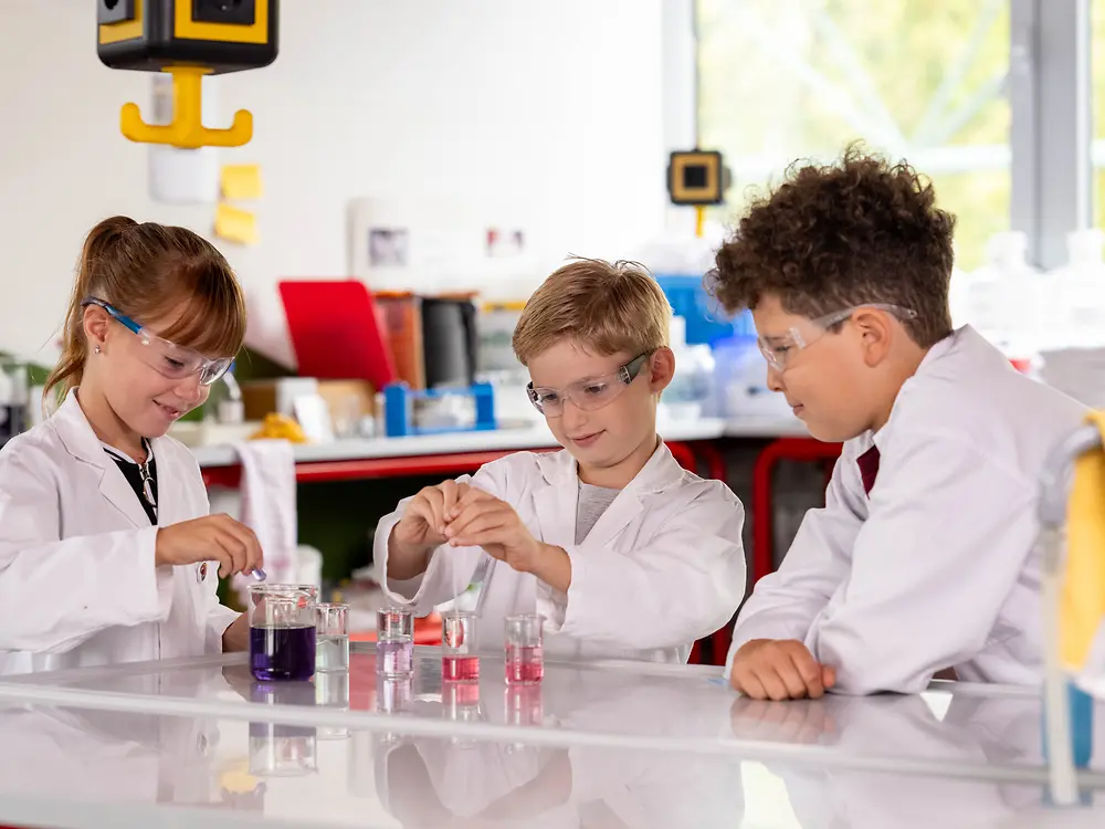 
Mit dem Besuch der Forscherwelt haben die Kinder die Möglichkeit, ihre ersten wissenschaftlichen Experimente mit Kleben, Waschen & Reinigen, Kosmetik und Nachhaltigkeit durchzuführen.