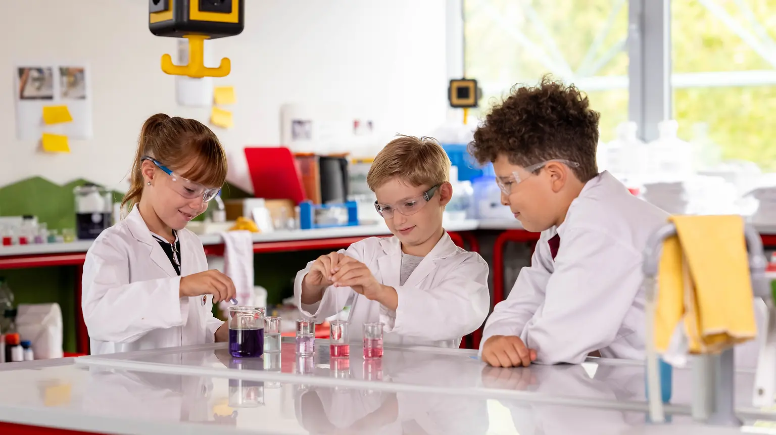 
Mit dem Besuch der Forscherwelt haben die Kinder die Möglichkeit, ihre ersten wissenschaftlichen Experimente mit Kleben, Waschen & Reinigen, Kosmetik und Nachhaltigkeit durchzuführen.