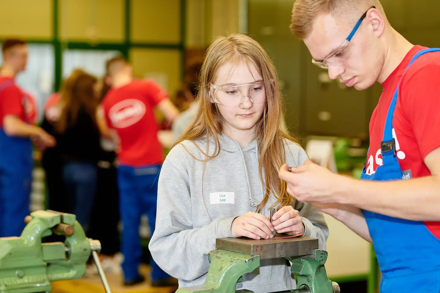 Unter Anleitung der Henkel-Azubis stellten die Schülerinnen Armbänder aus verschiedenen Metallen her.