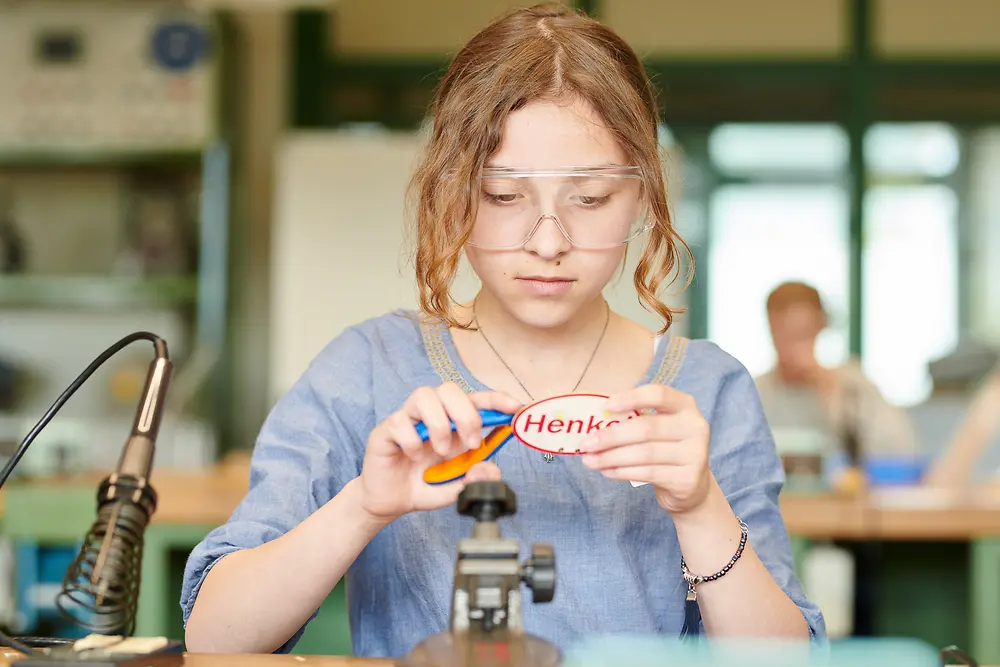 Die Siebt- und Achtklässlerinnen bauten in der Elektrotechnik eine Blinkschaltung