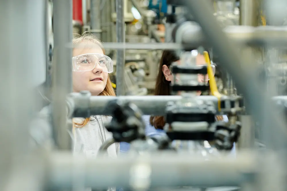 Die Schülerinnen erhalten spannende Einblicke in die Arbeit als Chemikantin.