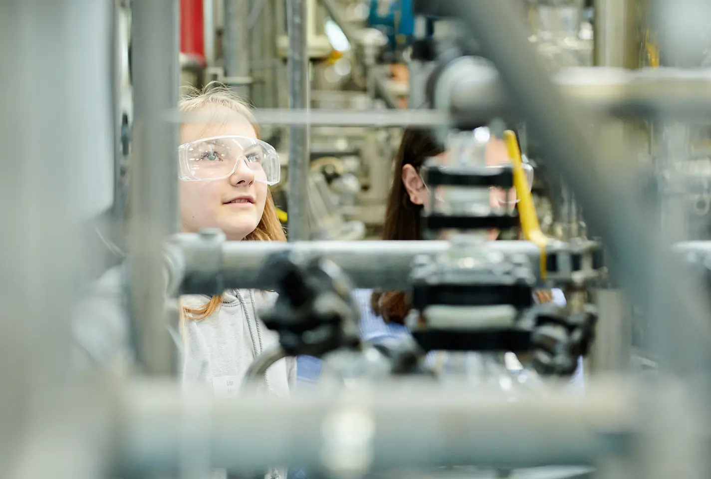 Die Schülerinnen erhalten spannende Einblicke in die Arbeit als Chemikantin.