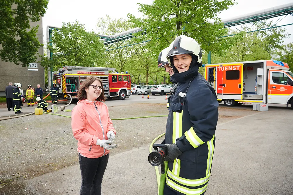 Bei der Werksfeuerwehr unterstützen die Mädchen die „großen“ Feuerwehrkräfte. 