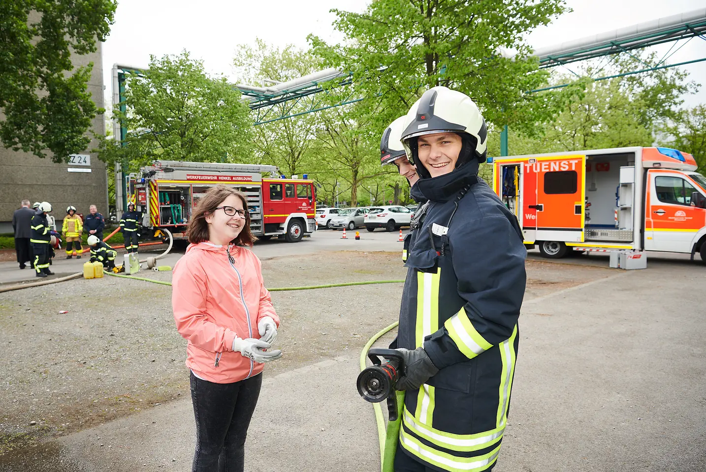 Bei der Werksfeuerwehr unterstützen die Mädchen die „großen“ Feuerwehrkräfte. 