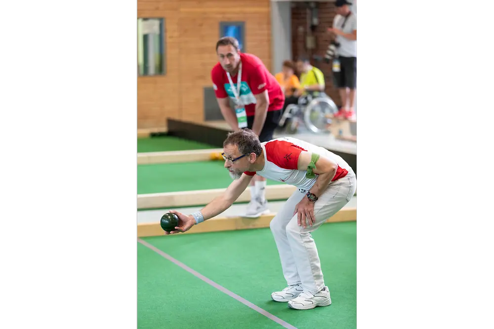 
Volle Konzentration: Die Kugel des Athleten muss so nah wie möglich an den „Pallino“.