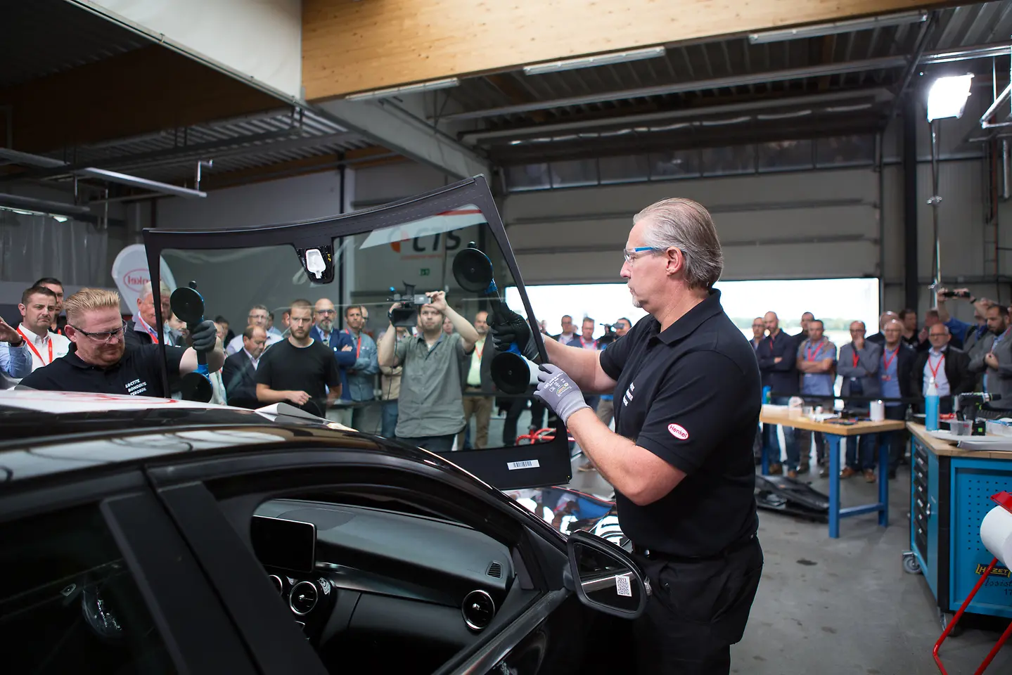 
Zunächst wurde beim Testfahrzeug live die Frontscheibe ausgetauscht und mit Teroson PU 8730 HMLC verklebt.