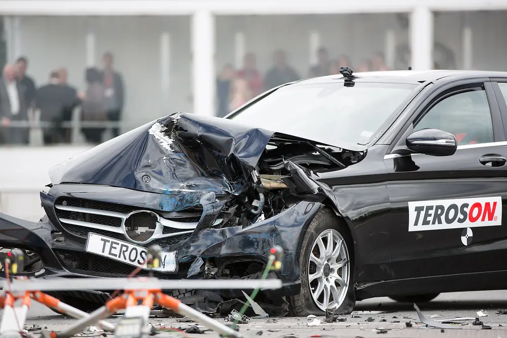 
Die mit Teroson-Technologie verklebte Frontscheibe hielt nicht nur den extremen Crash-Test-Bedingungen stand, sondern lieferte auch Messwerte, die für eine volle Funktionalität des Beifahrerairbags notwendig sind.