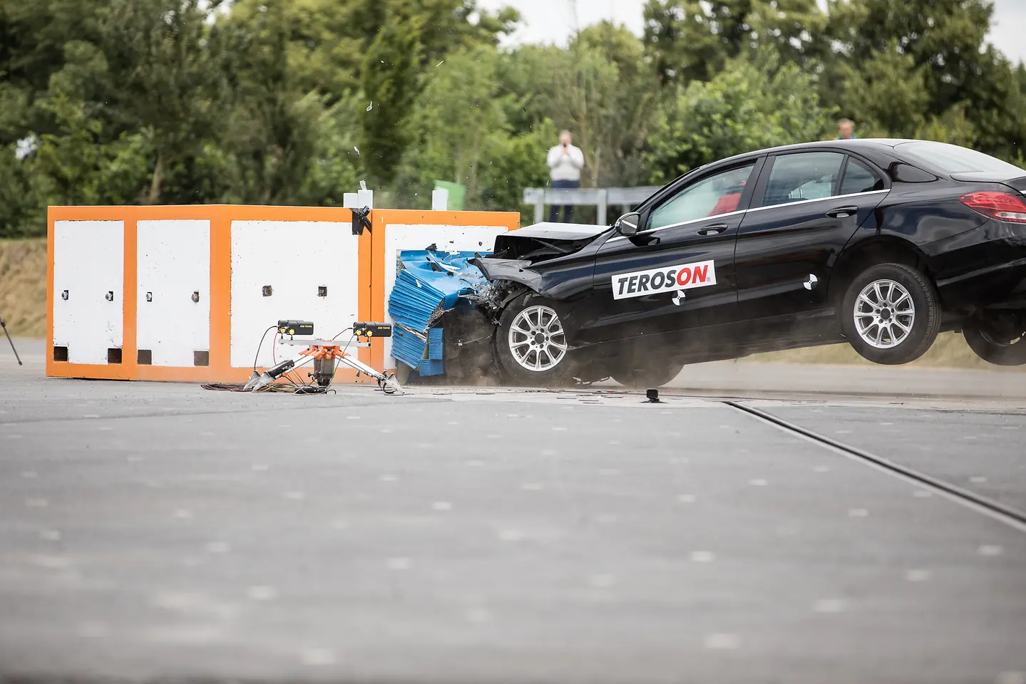 
Außergewöhnlicher Live Crash-Test: Henkel demonstriert Leistungsfähigkeit seiner Autoreparatur-Produkte nur 30 Minuten nach dem Austausch einer Frontschreibe. 