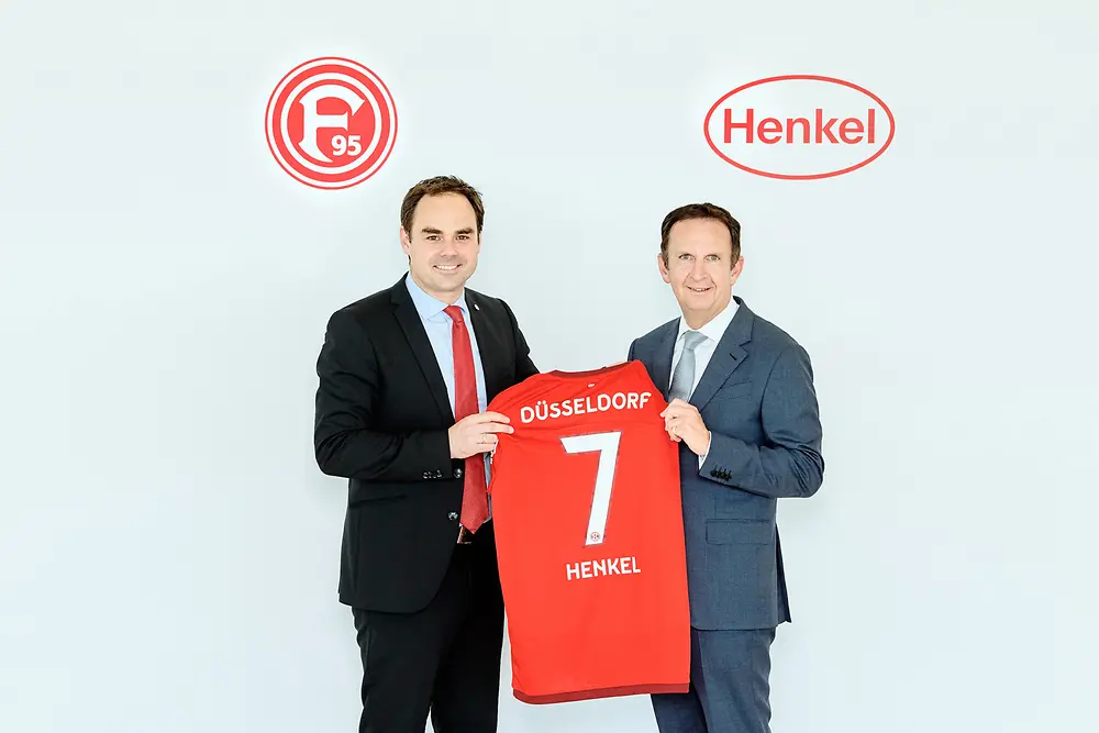 
Fortuna-Vorstandsvorsitzender Robert Schäfer und Henkel-Vorstandsvorsitzender Hans Van Bylen mit dem neuen Fortuna-Trikot, das Anfang Juli der Öffentlichkeit offiziell vorgestellt wird.