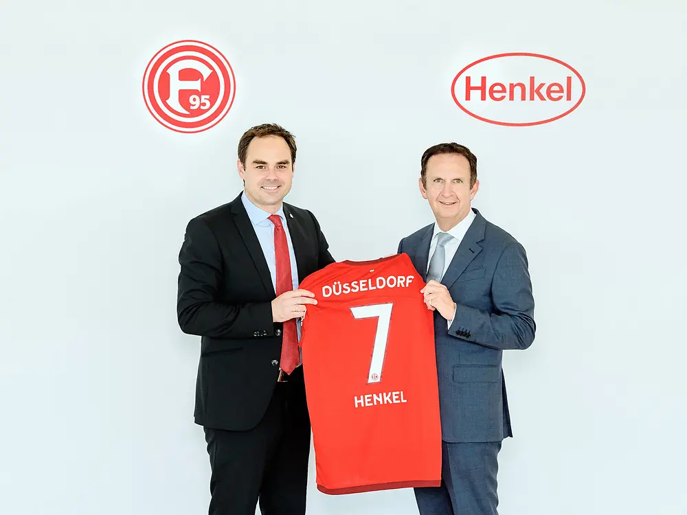 
Fortuna-Vorstandsvorsitzender Robert Schäfer und Henkel-Vorstandsvorsitzender Hans Van Bylen mit dem neuen Fortuna-Trikot, das Anfang Juli der Öffentlichkeit offiziell vorgestellt wird.