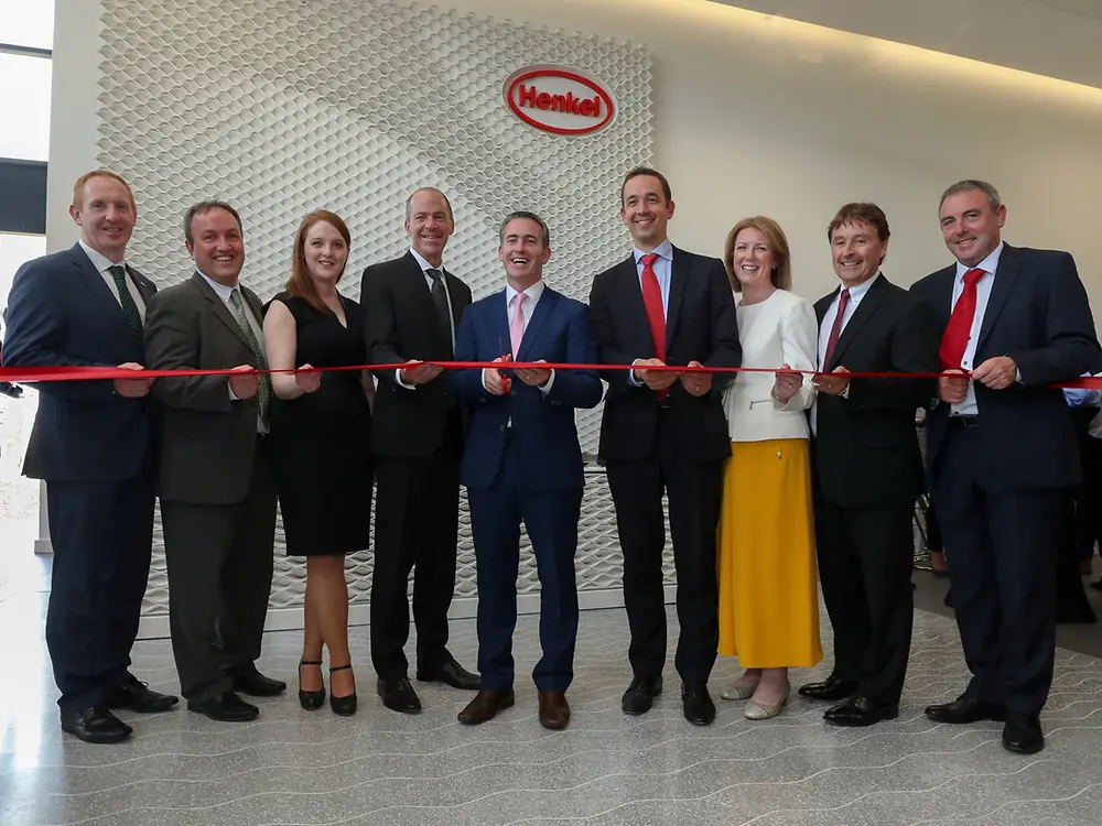 
Eröffnungsfeier in Dublin (von links nach rechts): Michael Lohan, Industrial Development Authority (IDA Ireland); Matthew Holloway, Henkel; Deidre Ledwith, Henkel; Michael Todd, Henkel; Damien English, irischer Minister für Wohnungswesen und Stadtentwicklung; Philipp Loosen, Henkel; Michelle Yewlett, IDA; Jerry Perkins, Henkel