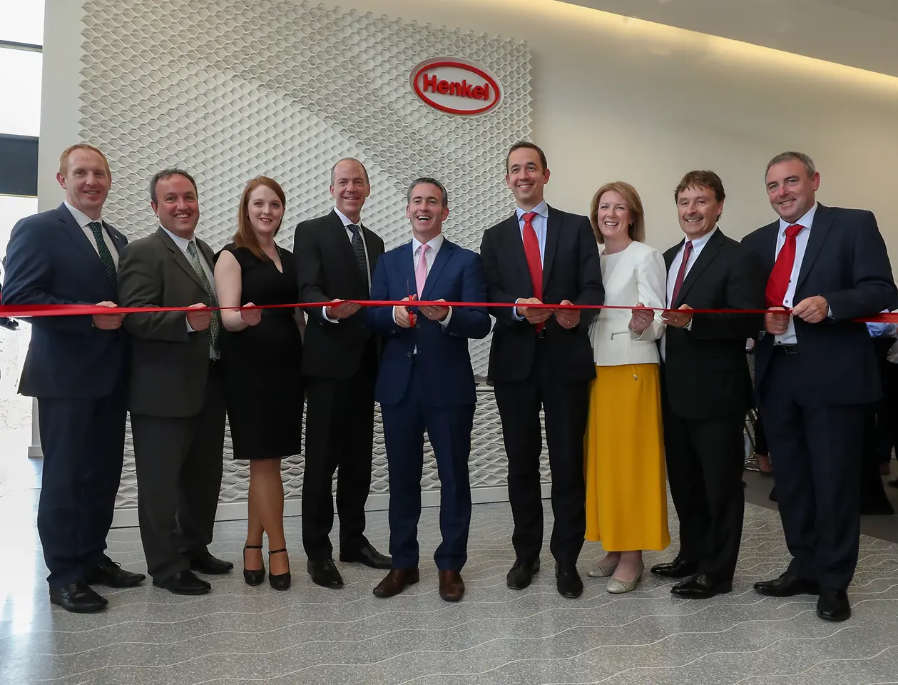 
Eröffnungsfeier in Dublin (von links nach rechts): Michael Lohan, Industrial Development Authority (IDA Ireland); Matthew Holloway, Henkel; Deidre Ledwith, Henkel; Michael Todd, Henkel; Damien English, irischer Minister für Wohnungswesen und Stadtentwicklung; Philipp Loosen, Henkel; Michelle Yewlett, IDA; Jerry Perkins, Henkel