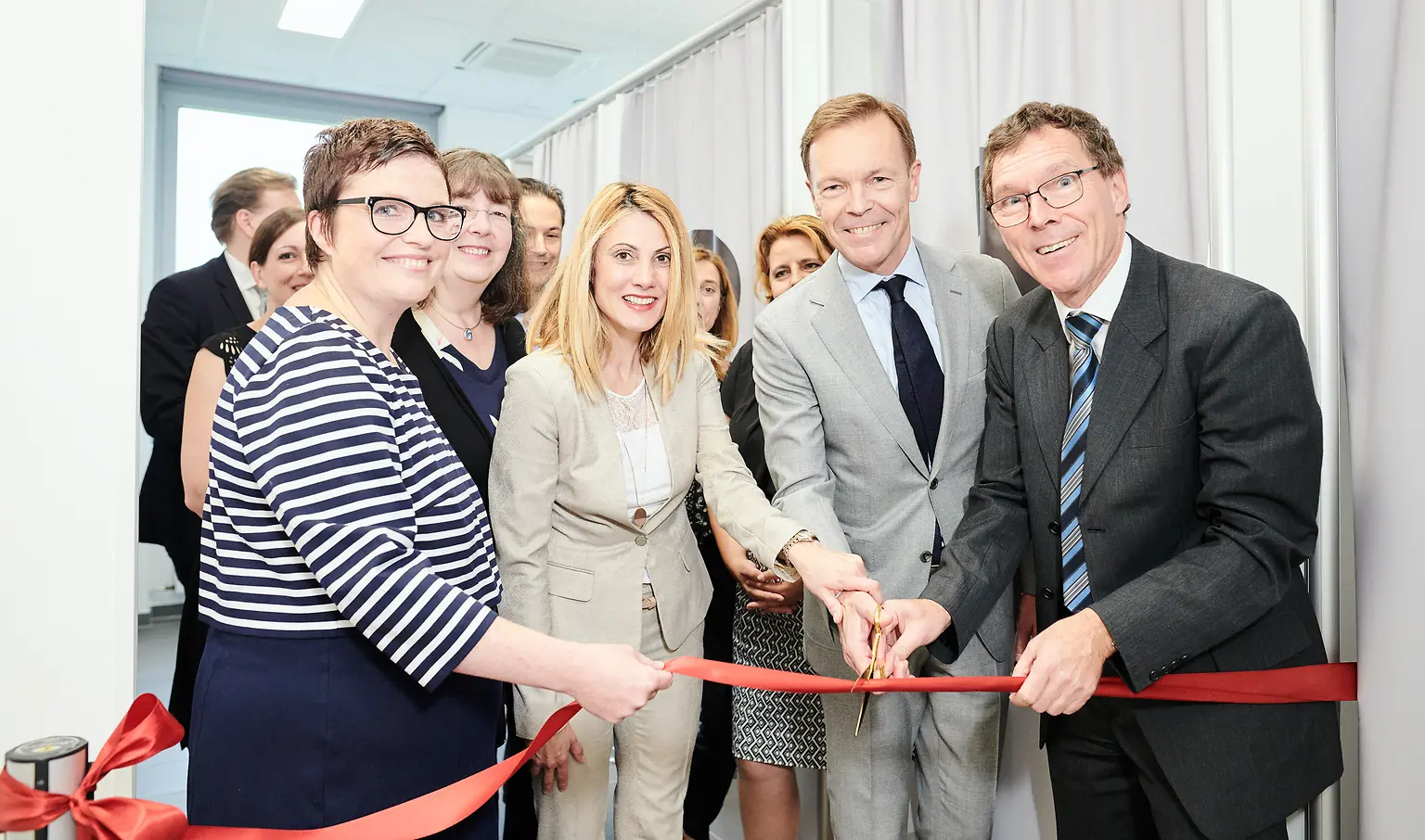 
Bei der Eröffnung des „Beauty Insights“-Centers: Kristin Miehlich, „Beauty Insights“, Vildan Önpeker-Cerci, Corporate Director Global Marketing Henkel Beauty Care, Jens-Martin Schwärzler, Henkel-Vorstandsmitglied und zuständig für den Bereich Beauty Care, und Dr. Thomas Förster, Leiter der globalen Forschung und Entwicklung im Unternehmensbereich Beauty Care.