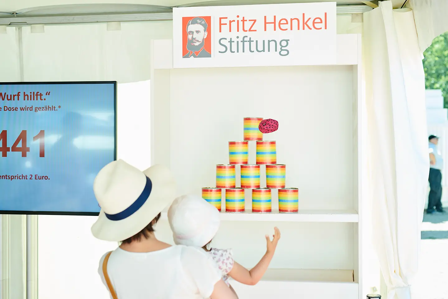 Dosenwerfen für den guten Zweck beim Henkel-Preis der Diana.