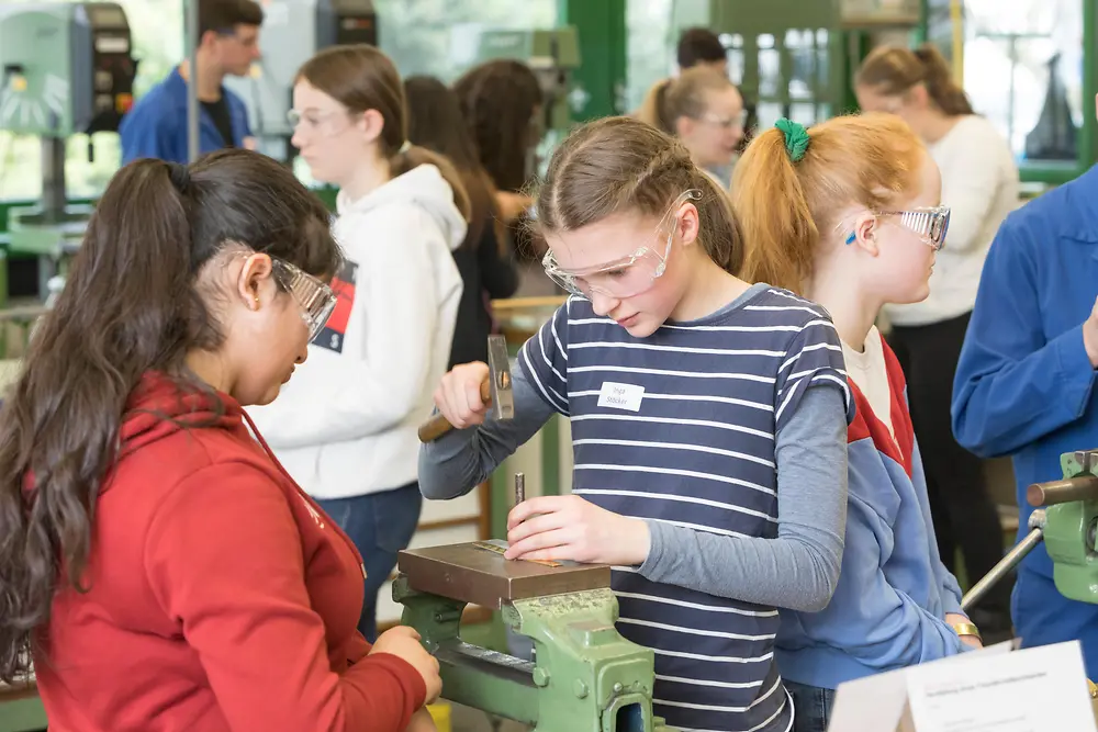 Girls' Day: Die Schülerinnen stellten Armbänder aus verschiedenen Metallen her.