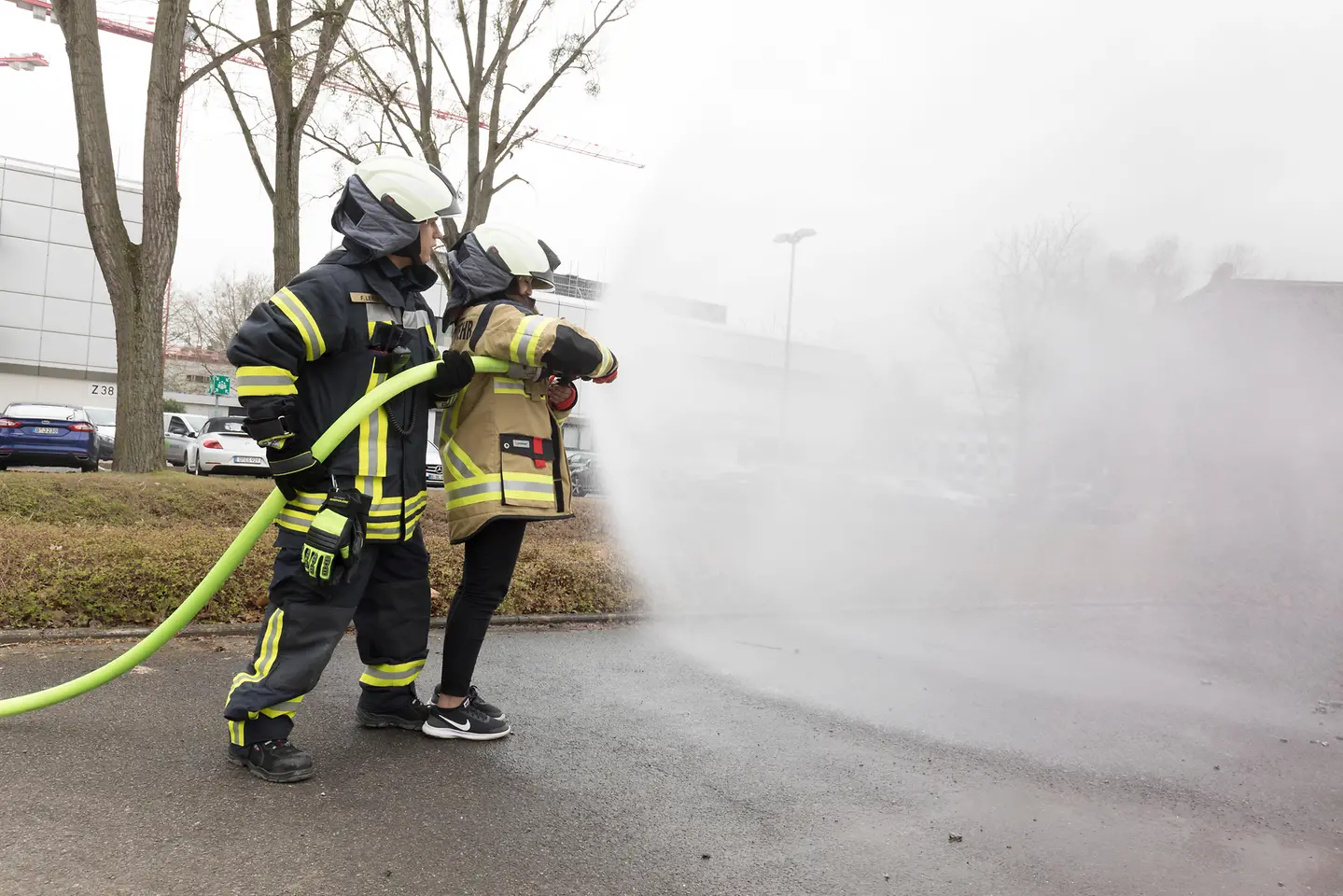 Girls' Day: Die Mädchen unterstützten die Werksfeuerwehr in typischen Einsatzsituationen.