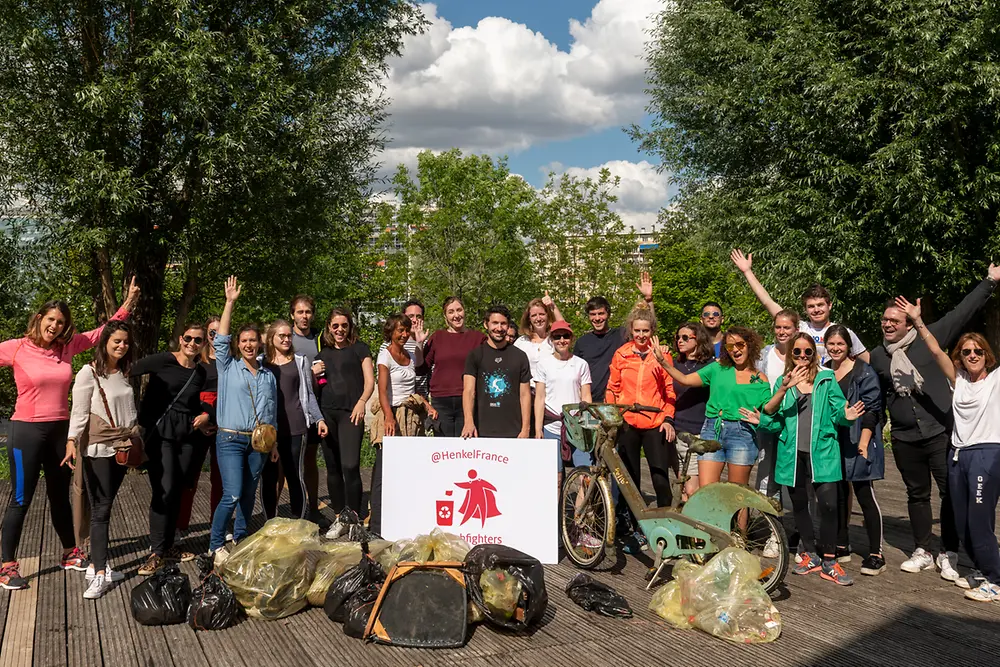 Henkel-Mitarbeiter in Frankreich nehmen an den „Trashfighter“-Aktionen teil, um Plastikabfall zu sammeln und auf Umweltverschmutzung aufmerksam zu machen. 