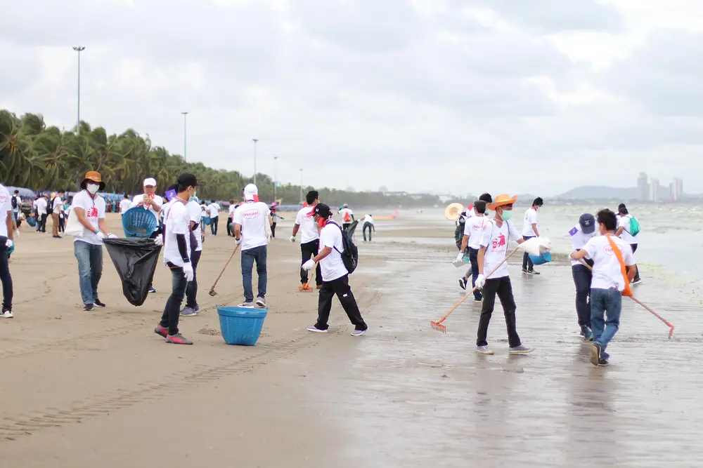 Henkel-Mitarbeiter in Thailand sammeln Plastikmüll, Fischernetze und Glasflaschen an lokalen Stränden. 